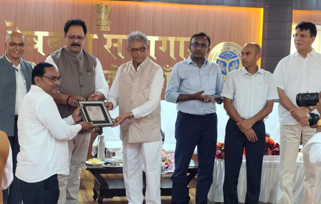 बुंदेलखंड को हरा-भरा बनाने का खाका तैयार, डॉ. प्रभाकर सिंह सम्मानित बुंदेलखंड को हरा-भरा बनाने का खाका तैयार, डॉ. प्रभाकर सिंह सम्मानित