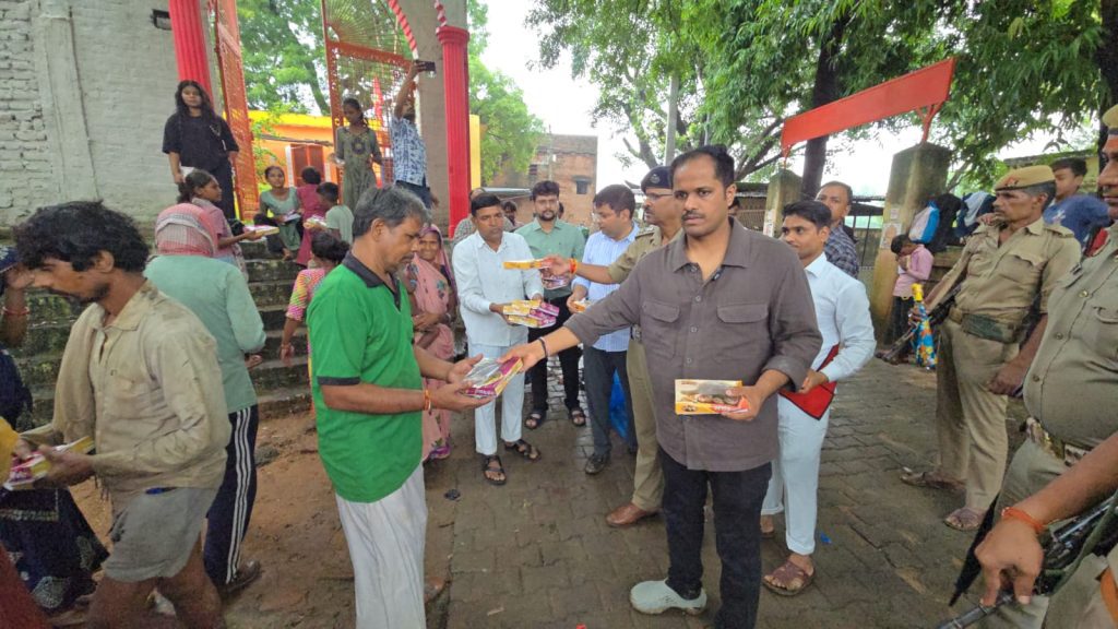 बाढ़ प्रभावित रामघाट पहुंचे डीएम-एसपी, व्यवस्थाओं का लिया जायजा