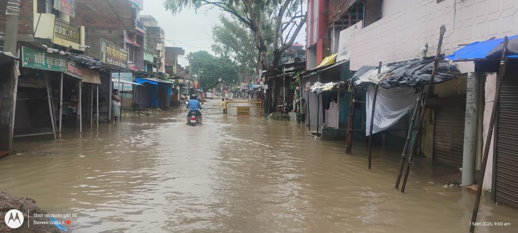 लगातार बारिश से चित्रकूट में हाहाकार, घर-दुकानों में घुसा पानी; लाखों का सामान बर्बाद