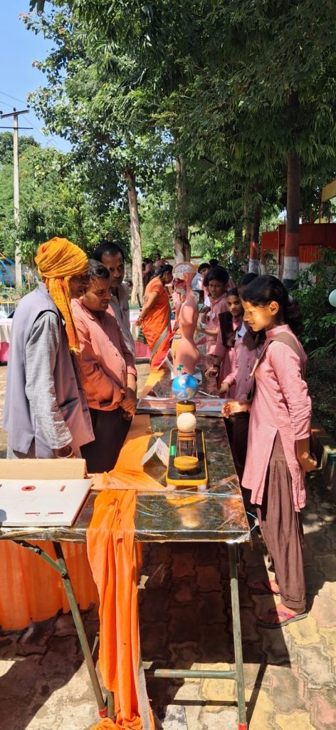 कंपोजिट स्कूल रैपुरवा माफी में विज्ञान मेला, 40 मॉडलों ने मोहा ध्यान